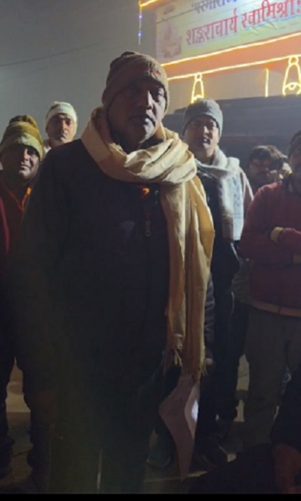 یہ ملازم ہے جو نوٹس لے کر پہنچا۔