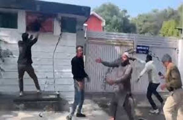 وزیر وجے شاہ کے بنگلے پر یوتھ کانگریس کا مظاہرہ،