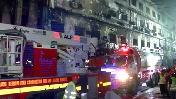 کراچی کا گل شاپنگ پلازہ۔ یہاں ہفتہ کی رات آگ لگ گئی تھی۔ آگ اب بجھائی جا چکی ہے۔ فوٹو دنیا نیوز