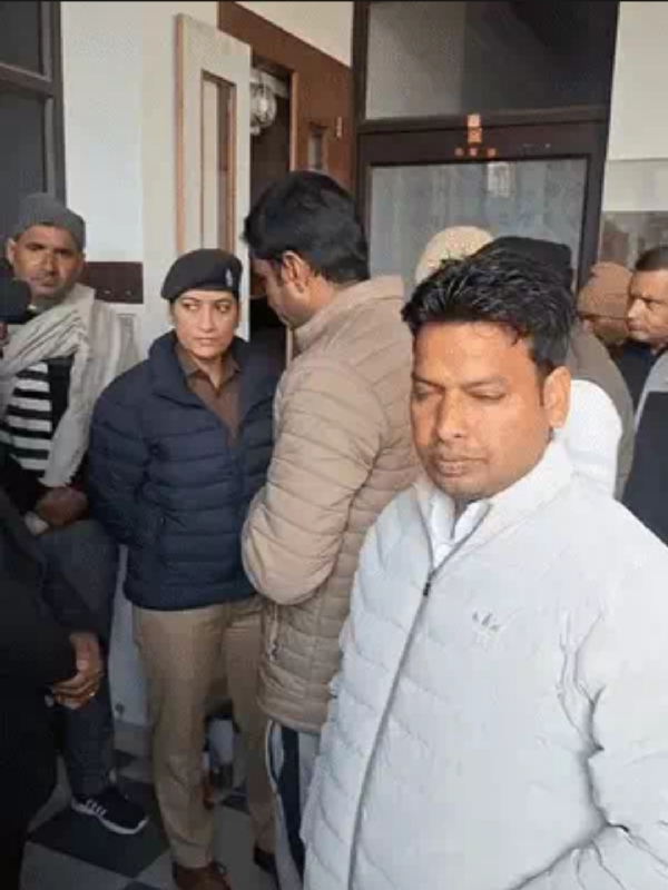 اترپردیش کے سہارنپور میں ایک ہی خاندان کے پانچ افراد کی لاشیں ملیں، انکے سروں پر گولیوں کے نشان