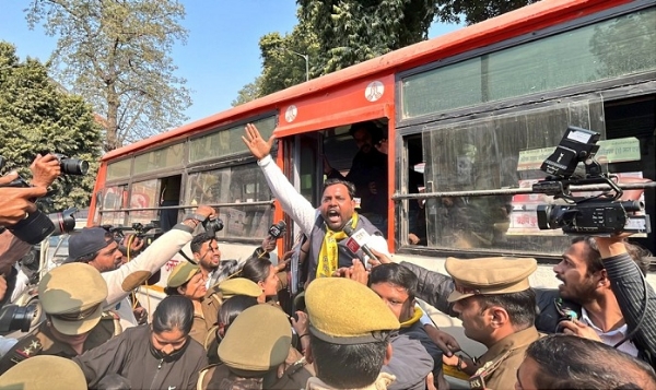 AAP-PROTESTS-POLICE-DETAIN