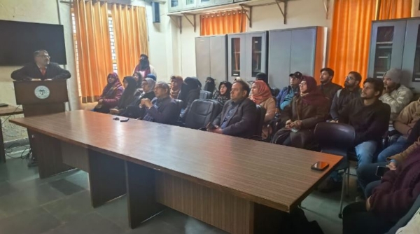 پروفیسر فضل الرحمن لیکچر دیتے ہوئے