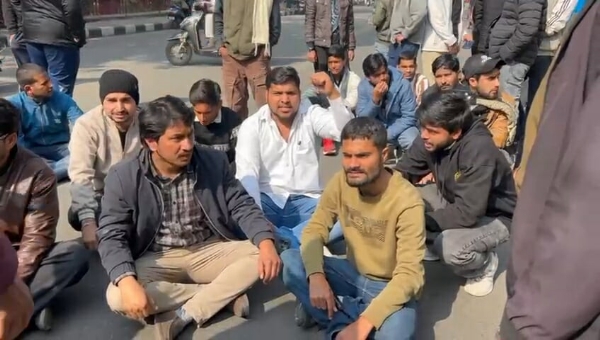 اے ایم یو طلبا احتجاج کرتے ہوئے