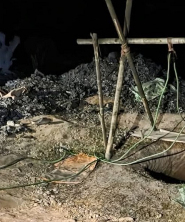 آسام کاربی اینگلونگ ضلع میں کنواں کھودنے کا منظر۔ اسی کنویں میں دم گھٹنے سے تین مزدوروں کی موت