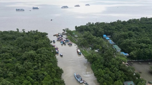 بنگلہ دیش کی سمندری سرحد خلیج بنگال سے ملحق ہے۔ یہاں دنیا کا سب سے لمبا قدرتی سمندری ساحل کاکس بازار ہے۔ بنگلہ دیش اپنی 1320 کلومیٹر کی سمندری سرحد اور سندربن جیسے اہم ساحلی علاقوں کے لیے جانا جاتا ہے۔ فوٹو ڈھاکہ ٹریبیون