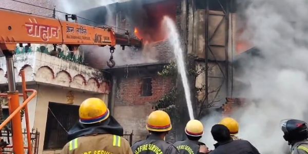 کانپور میں پلاسٹک فیکٹری میں شارٹ سرکٹ سے آگ لگی ، لاکھوں کا نقصان