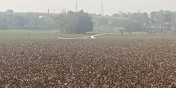 (اپ ڈیٹ) آرمی کا تربیتی طیارہ تالاب میں گر کر تباہ، دونوں پائلٹ محفوظ، طیارے کو نکالنے کی کوششیں جاری