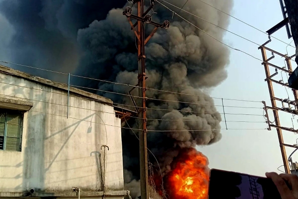 مدھیم گرام پینٹ فیکٹری میں لگی آگ، پانچ فائر انجن جائے وقوعہ پر