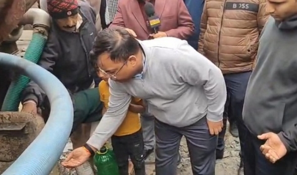 کلکٹر نے بھاگیرتھ پورا میں سپلائی ہونے والا پانی خود پی کر دیکھا