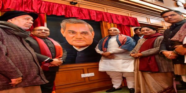 اٹل جی اور مالویہ جی نے دکھایا کہ حقیقی قیادت اقتدار اور سیاست سے بالاتر ہے: راجناتھ سنگھ