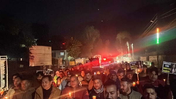 انکیتا بھنڈاری قتل کیس کی سی بی آئی تحقیقات کا مطالبہ کرتے ہوئے کینڈل مارچ