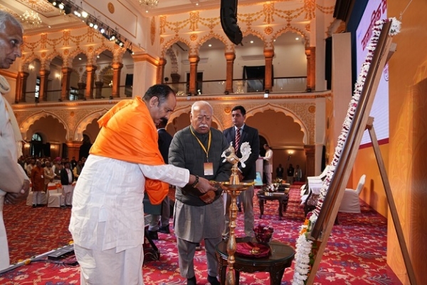 بھوپال میں راشٹریہ سویم سیوک سنگھ کی سماجی ہم آہنگی میٹنگ کا شمع روشن کر کے آغاز کرتے مہمان