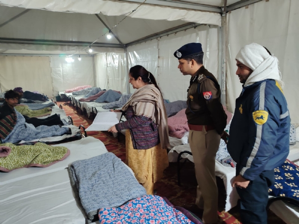 معائنہ کرتے ہوئے کمشنر