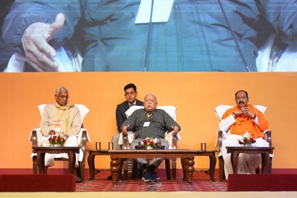 بھوپال میں راشٹریہ سویم سیوک سنگھ کی سماجی ہم آہنگی میٹنگ میں اسٹیج پر موجود سنگھ سربراہ اور دیگر