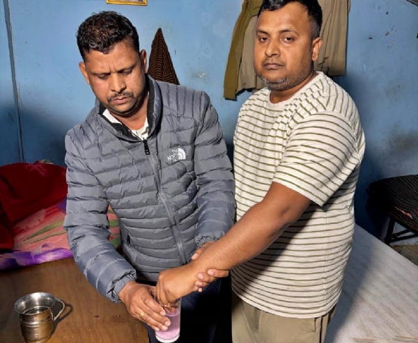 بہار میں دو افسر رشوت لیتے گرفتار، نگرانی نے رنگے ہاتھوں پکڑا بہار میں دو افسر رشوت لیتے گرفتار، نگرانی نے رنگے ہاتھوں پکڑا