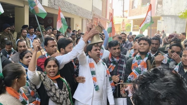اندور کے واقعے کو لے کر بی جے پی عوامی نمائندوں کے گھر کے باہر گھنٹے گھڑیال بجا کر کانگریسیوں نے احتجاجی مظاہرہ کیا