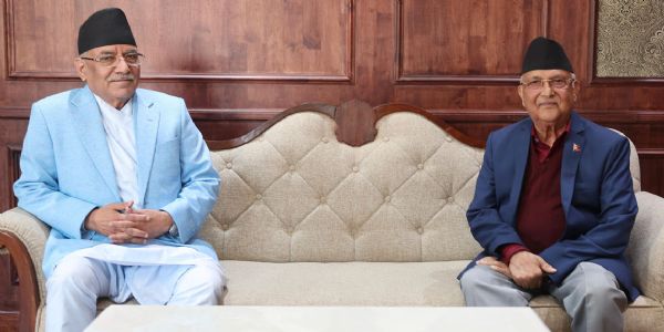 دہلی روانگی سے قبل اولی اور پرچنڈ کے درمیان ملاقات نے سیاسی سرگرمیاں تیز کر دی