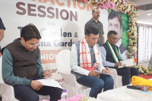 مرکزی وزیر منڈاویہ نے سلی گڑی میں میٹنگ کی، چائے کی صنعت اور سنچونا کے باغات کے احیاء پر زور دیا مرکزی وزیر منڈاویہ نے سلی گڑی میں میٹنگ کی، چائے کی صنعت اور سنچونا کے باغات کے احیاء پر زور دیا