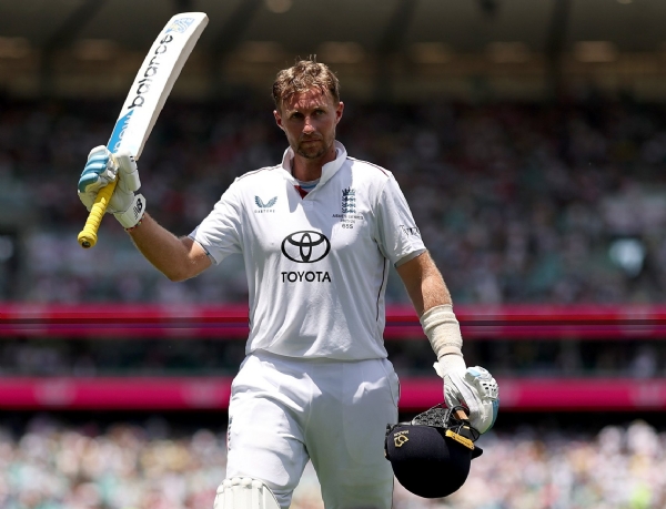 آسٹریلیائی گیند باز مائیکل نیسر نے جو روٹ کی تعریف کرتے ہوئے انہیں غیر معمولی کھلاڑی قرار دیا