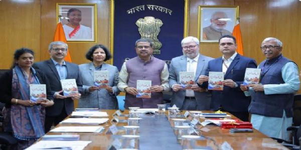 وائس چانسلر پروفیسر نعیمہ خاتون نے وزارت تعلیم میں خطباتِ مودی کی رسمِ اجراتقریب میں شرکت کی