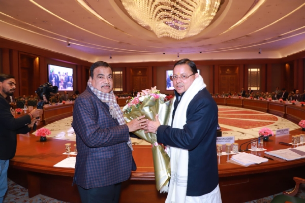 گڈکری نے اتراکھنڈ میں سڑک کے 25 پروجیکٹوں کی پیش رفت پر تبادلہ خیال کیا