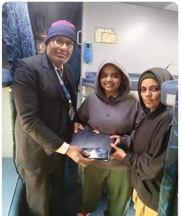 ٹی ٹی ای نے ایک خاتون مسافر کا کھویا ہوا لیپ ٹاپ ڈھونڈ کر لوٹایا