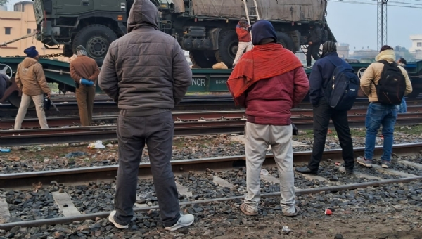 بہار کے مظفر پور میں فوضی خصوصی ٹرین پر لدا ٹرک پر لدا ٹرک او ایچ آئی سے ٹکرایا، آگ لگنے سے ریل آمدورفت متاثر