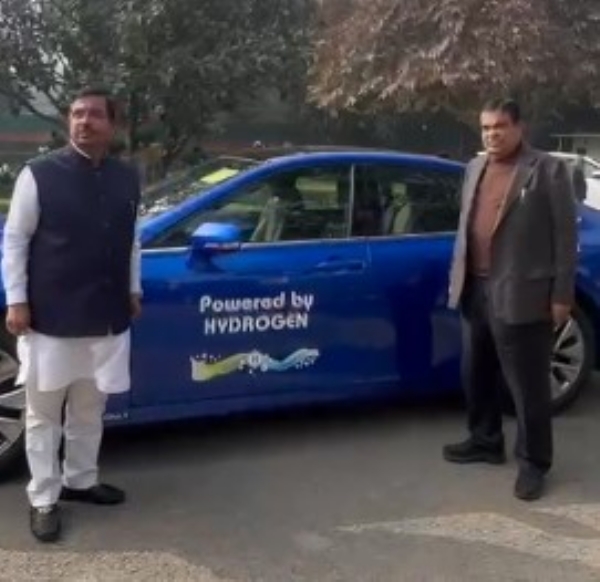Gadkari-Prahlad-Joshi-hydrogen-car