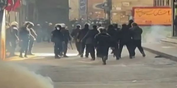 ایران میں حکومت مخالف احتجاج جاری،اسپتال کے قریب چھوڑے گئے آنسو گیس