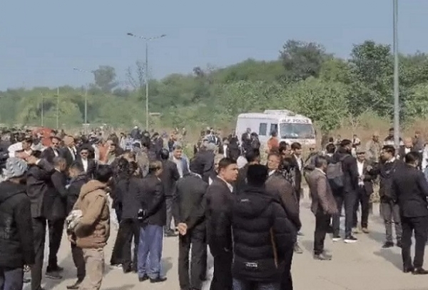 کورٹ احاطے کے باہر لگی بھیڑ