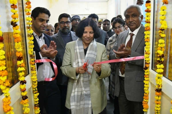 پروفیسر نعیمہ خاتون افتتاح کرتے ہوئے