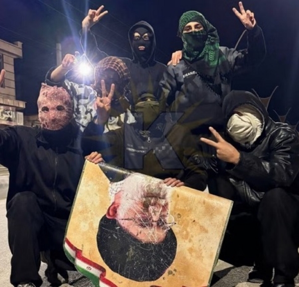 ایران میں خامنہ ای کے خلاف بغاوت، مظاہرین نے مقدس شہر مشہد میں جھنڈا اتارا، ایرانی بلوچ گروپ نے بھی دی حمایت ایران میں خامنہ ای کے خلاف بغاوت، مظاہرین نے مقدس شہر مشہد میں جھنڈا اتارا، ایرانی بلوچ گروپ نے بھی دی حمایت