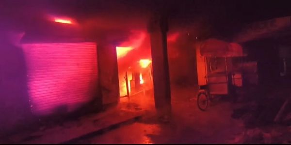 جلپا-چھتر پور روڈ پر ایک الیکٹرانک کی دکان میں زبردست آتشزدگی، لاکھوں کا نقصان