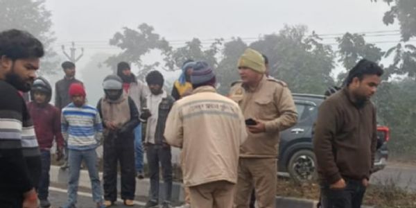 بریلی میں ٹرک نے موٹر سائیکل سواروں کو ٹکر مار ا، باپ اور دو بیٹے ہلاک