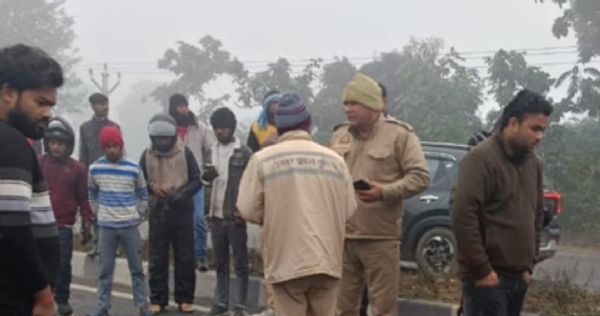 بریلی میں ٹرک نے موٹر سائیکل سواروں کو ٹکر مار ا، باپ اور دو بیٹے ہلاک