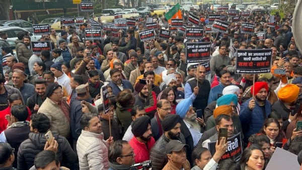 (اپ ڈیٹ) آتشی کے بیان کے خلاف بی جے پی کا عام آدمی پارٹی کے دفتر پر احتجاج