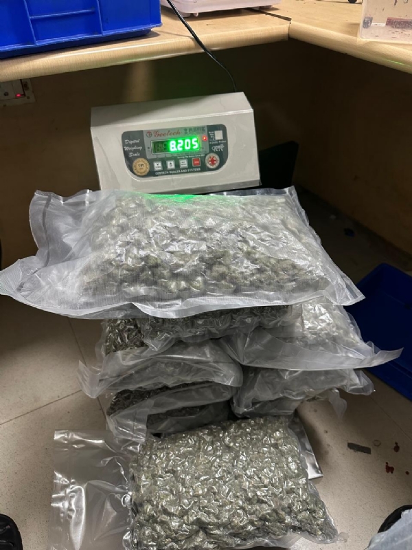 آئی جی آئی ایئرپورٹ پر 43 کروڑ روپے سے زائد مالیت کی منشیات اور اسمگل شدہ سگریٹ ضبط، چار مسافر گرفتار آئی جی آئی ایئرپورٹ پر 43 کروڑ روپے سے زائد مالیت کی منشیات اور اسمگل شدہ سگریٹ ضبط، چار مسافر گرفتار