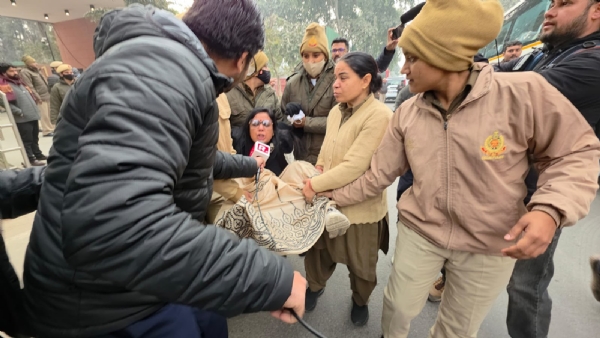 ترنمول کانگریس کے ارکان پارلیمنٹ نے دہلی پولیس پرمارپیٹ کا الزام لگایا، امت شاہ پر شدید حملہ ترنمول کانگریس کے ارکان پارلیمنٹ نے دہلی پولیس پرمارپیٹ کا الزام لگایا، امت شاہ پر شدید حملہ