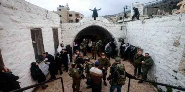 نابلس: سیکڑوں اسرائیلی آبادکاروں کا حضرت یوسف کے مزار پر حملہ