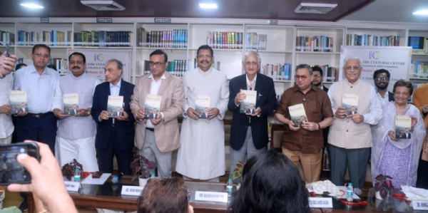 ادب اور یادوں سے سجی ایک شاندار شام: ”کشمیر – اے جرنی بیونڈ ٹائم“ کی آئی آئی سی سی میں رونمائی ادب اور یادوں سے سجی ایک شاندار شام: ”کشمیر – اے جرنی بیونڈ ٹائم“ کی آئی آئی سی سی میں رونمائی