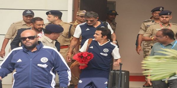 ہندوستان اور ویسٹ انڈیز ٹی-20 میچ کے لیے اندور پہنچیں دونوں ٹیمیں، کھلاڑیوں کی ایک جھلک پانے کے لیے مداحوں کا ہجوم لگا