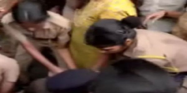 چیف الیکشن کمشنر کے استعفے کے مطالبے پر ممبئی اور پونے میں احتجاج، تشار گاندھی 8 گھنٹے بعد رہا