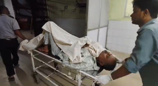 एनकाउंटर में घायल आरोपित को अस्पताल में इलाज के लिए ले जाते अस्पताल कर्मी एनकाउंटर में घायल आरोपित को अस्पताल में इलाज के लिए ले जाते अस्पताल कर्मी