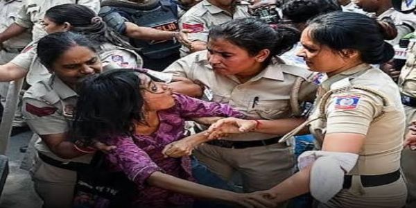 خاتون صحافیوں کے خلاف جنسی تشدد کے الزامات کی جانچ کے لیے کمیٹی تشکیل دینے پر غور کرے گا سپریم کورٹ