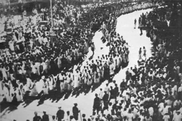 تاریخ کے آئینے میں 16 اکتوبر : جب بنگال کی تقسیم کے خلاف سڑکوں پر اترا عوام کا سیلاب تاریخ کے آئینے میں 16 اکتوبر : جب بنگال کی تقسیم کے خلاف سڑکوں پر اترا عوام کا سیلاب