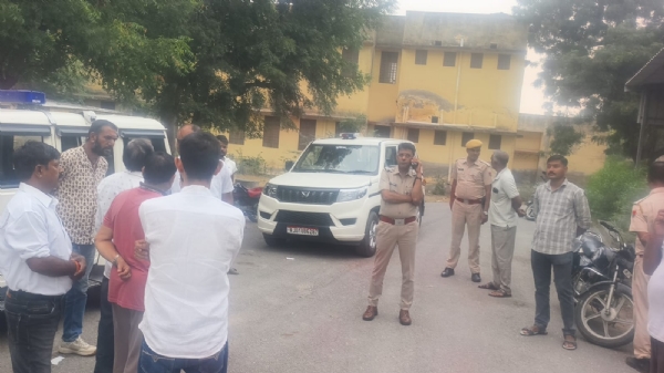 ٹریلر نے موٹر سائیکل سوار خاندان کو کچلا، ماں، بیٹے اور بھتیجے کی موت ٹریلر نے موٹر سائیکل سوار خاندان کو کچلا، ماں، بیٹے اور بھتیجے کی موت
