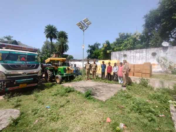 पकड़े गए वाहनों के साथ अभियुक्त