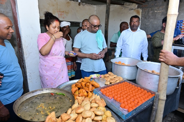 JH-CM-INSPECTS-ROAD-ENJOYS-TEA-PAKORAS