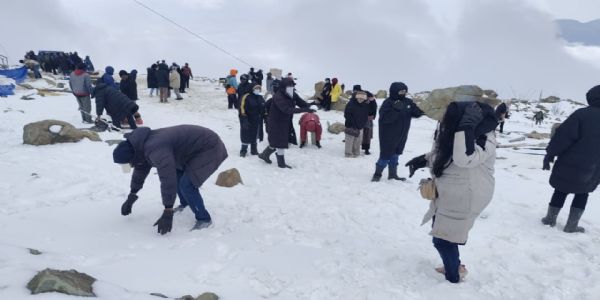 کشمیر : موسم کی پہلی برف باری کے بعد گلمرگ میں بڑی تعداد میں سیاحوں کی آمد