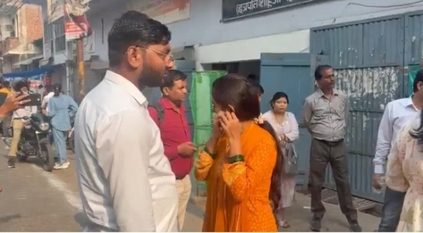 مرکز میں داخل ہوتے امیدوار